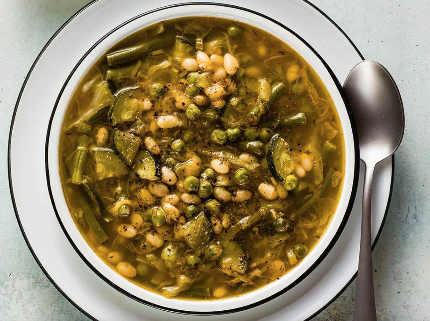 Guisos de alubias con guisantes, judías verdes, zanahoria y soja texturizada